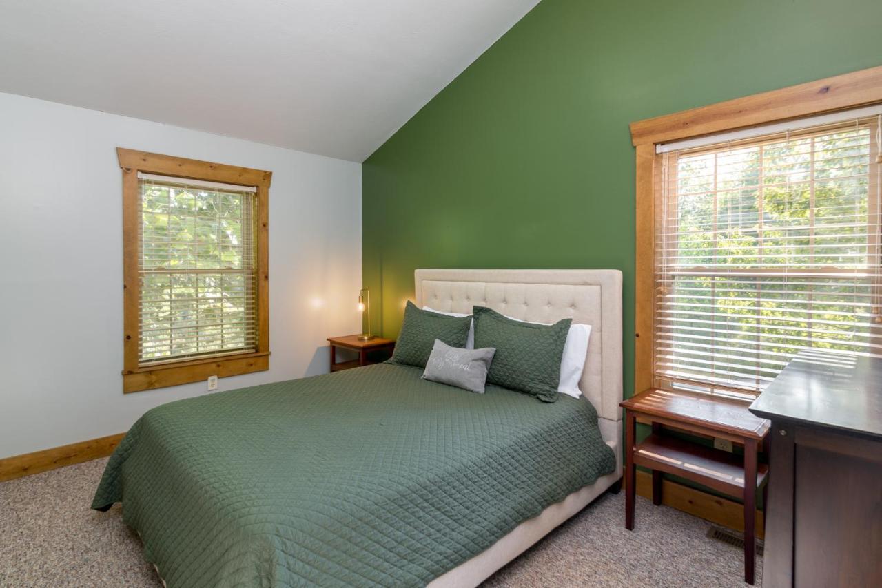 Blue Spruce . Trailside Lodging Villa Millersburg Bagian luar foto